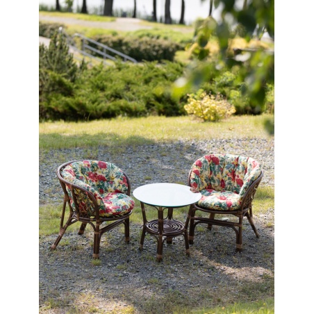 Garten-Rattanmöbel mit bunten Kissen