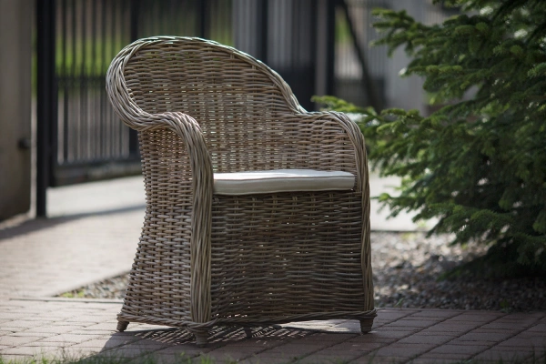 Rattansessel in warmen Grautönen - Rosto