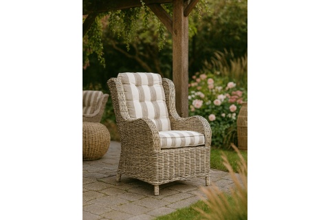 Grauer rustikaler Rattan-Sessel