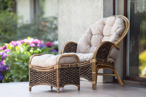 Stylizowany fotel rattanowy z abaką i podnóżkiem, naturalny - Prestono