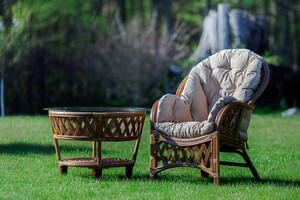 Wygodny, ogrodowy fotel rattanowy z poduszkami i stolikiem Miento