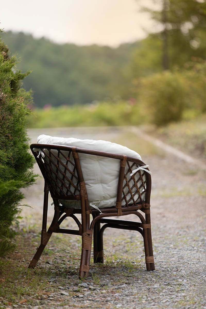 fotel rattanowy ogród biała poducha