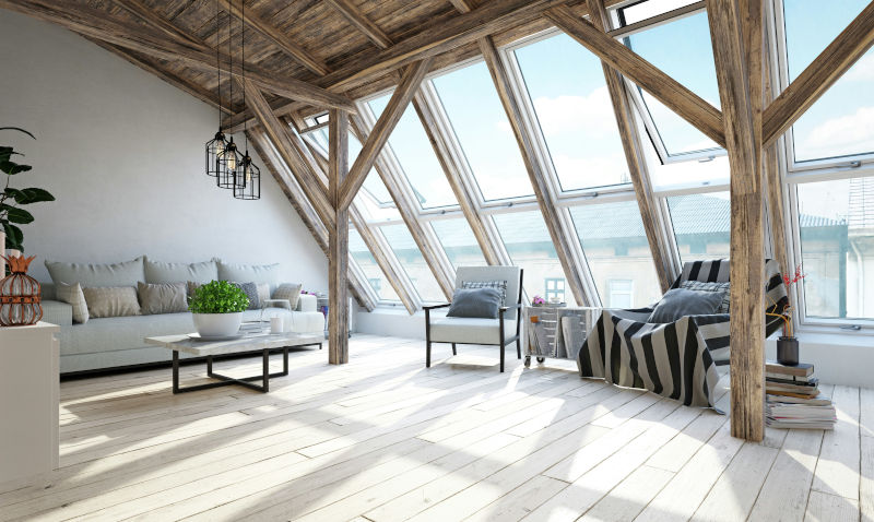 helles Dachgeschoss im natürlichen Stil mit großen Fenstern