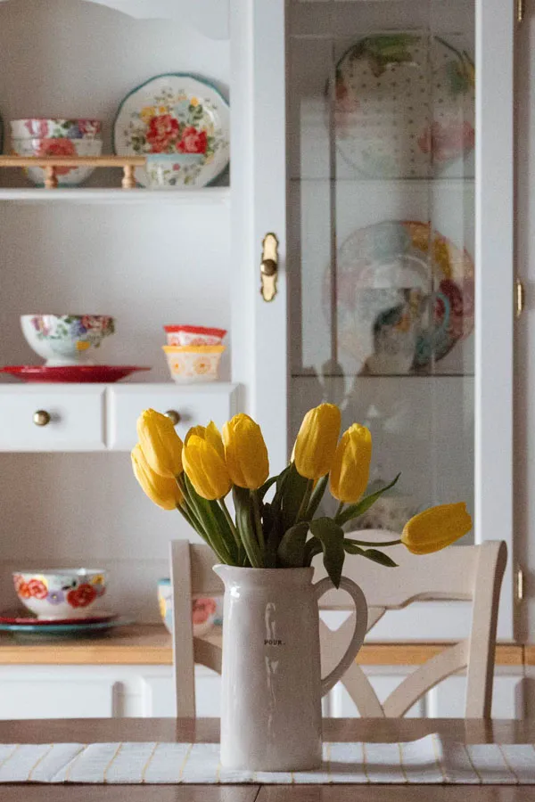 kvety vo váze doma, žlté tulipány