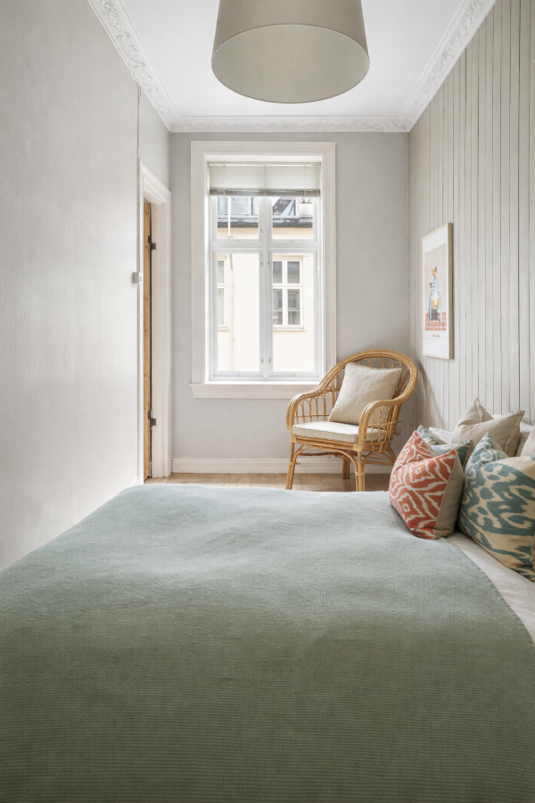 rattanowy fotel boho w sypialni