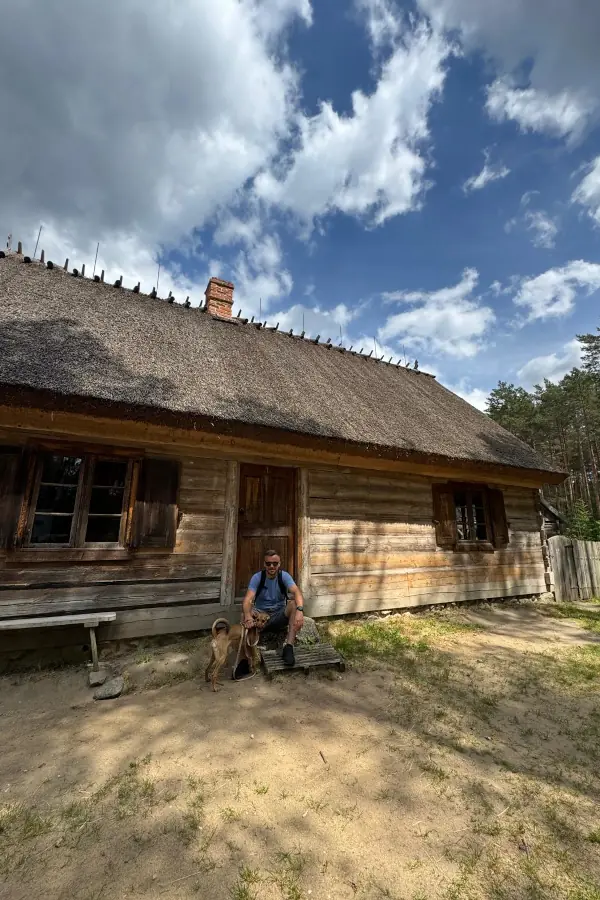 kašubská drevená chalupa Múzeum Wdzydze pes