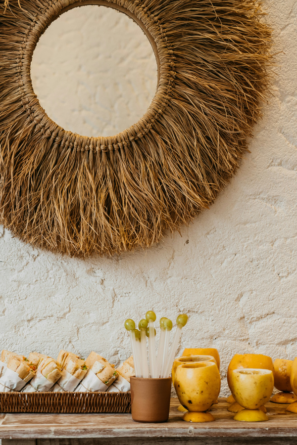 Styl Boho – dekoracyjne lustro w jasnym wnętrzu