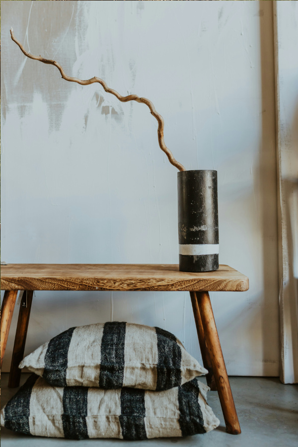 Styl Boho – rattanowy stołek i naturalne dodatki