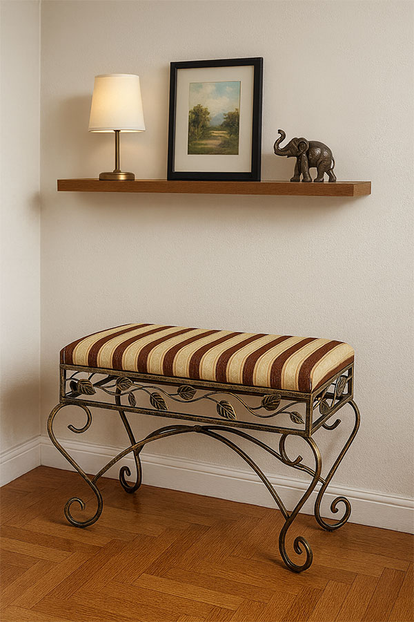 štýlová antická taburetka z kovu