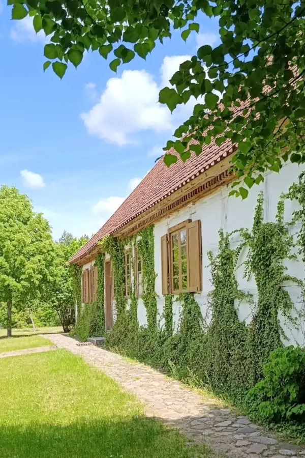 Wdzydze idylický park múzeum príroda kašubská chalupa