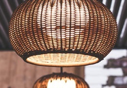 Verbindet Rattan mit dem warmen Licht des Hauses