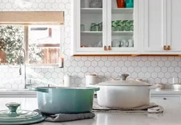 Biely tehlový obklad v kuchyni – Kuchynská inšpirácia