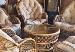 Meble rattanowe w ogrodzie, pod altaną