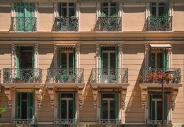 Meble rattanowe na balkonie