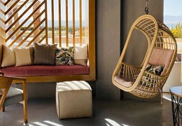 Rattanowy fotel wiszący - wady i zalety