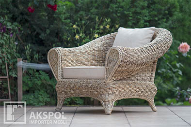 Szeroki, rustykalny fotel rattanowy z białej abaki