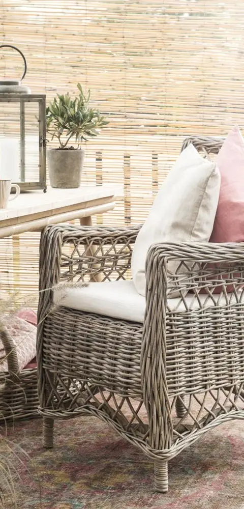 Skandinávske ratanové kreslo v dome