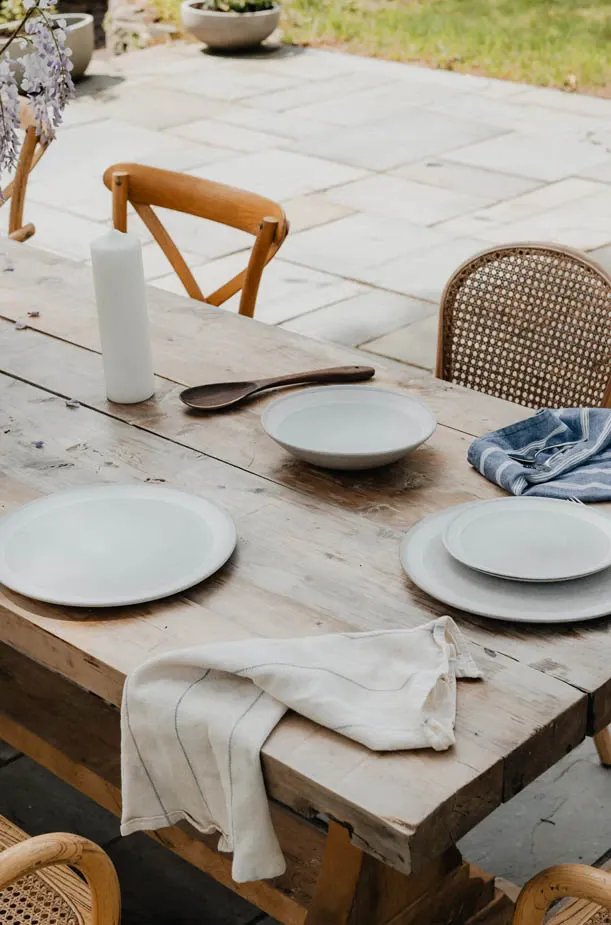 gruby drewniany stół jadalniany w ogrodzie