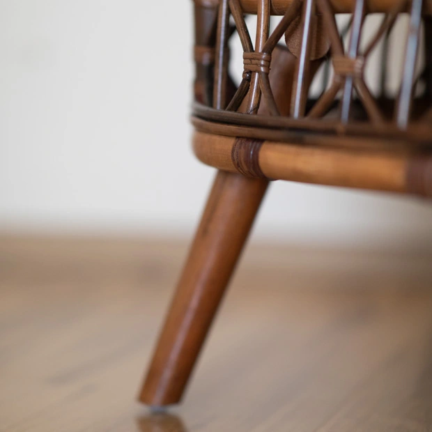 Holzbein des Rattanstuhls