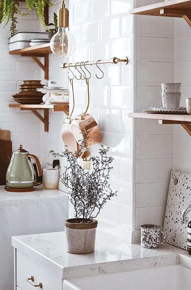 Biela kuchyňa kachličky biela tehla inšpirácie