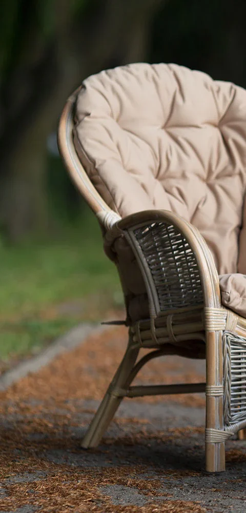 Rustykalny mebel rattanowy, fotel rattanowy z podnóżkiem