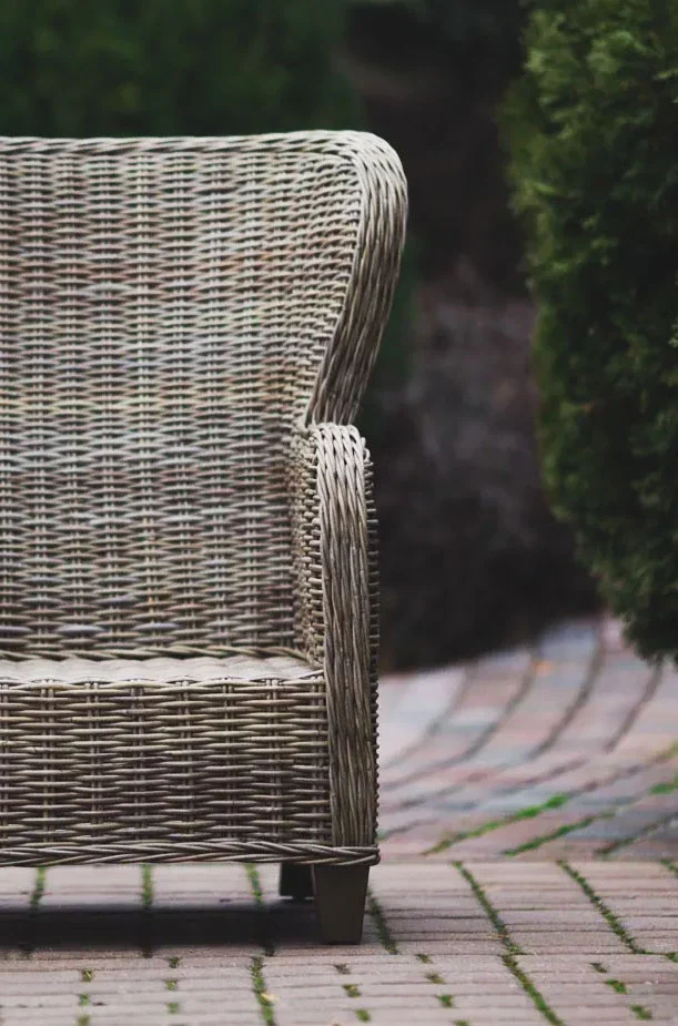 Rattanowy fotel szary rustykalny
