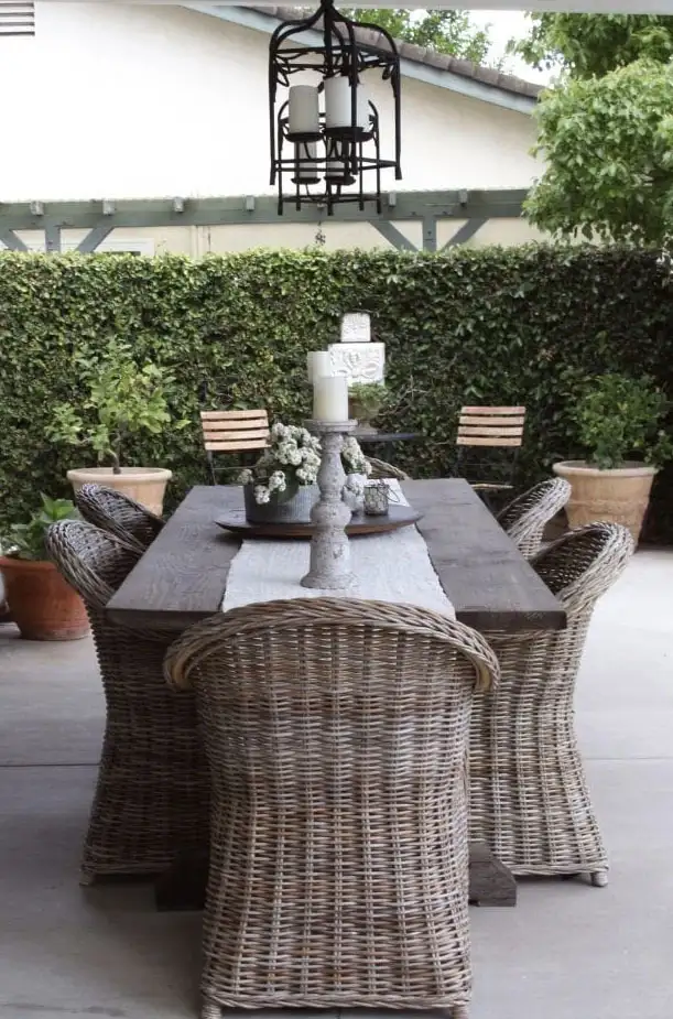 Rattansessel mit Esstisch