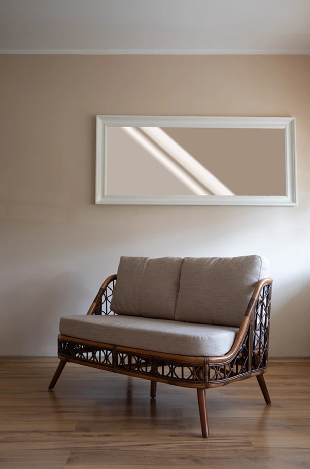 Stilvolles Rattansofa aus naturbelassenem Rattan im Wohnraum