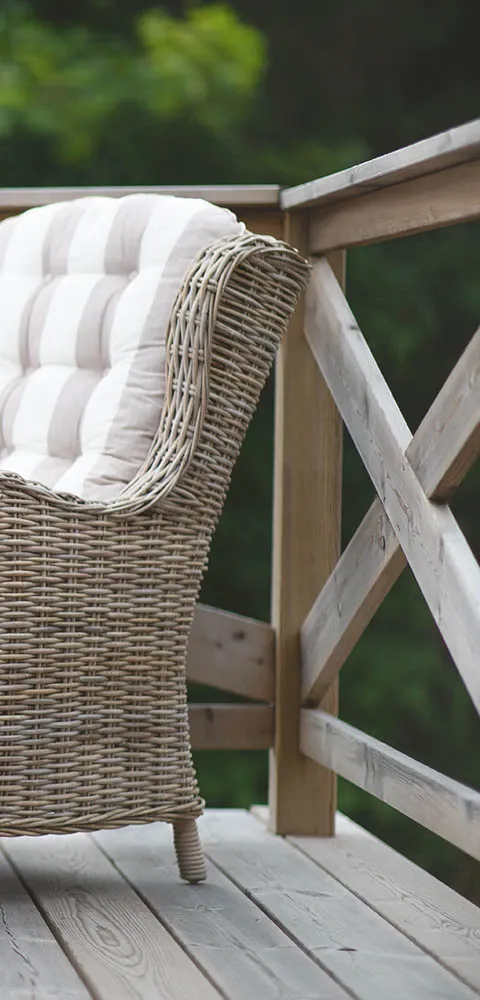 Rattanowy fotel Costa Rustykalny fotel rattanowy z podnóżkiem