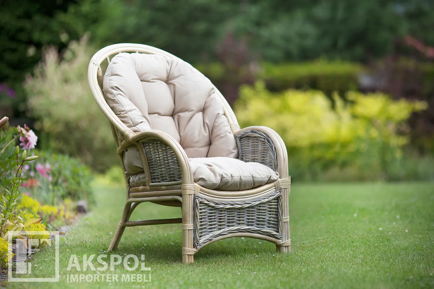 Rustykalny, biały fotel rattanowy