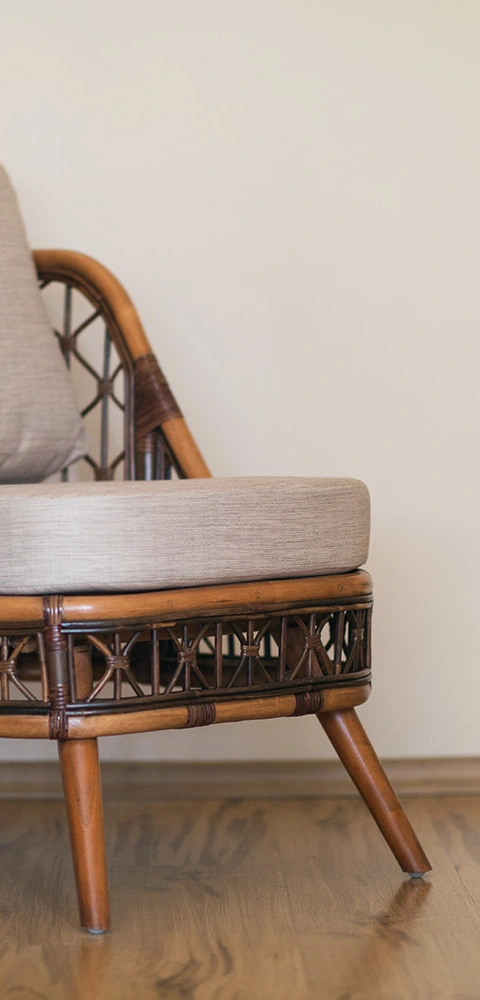 stylizowany fotel rattanowy