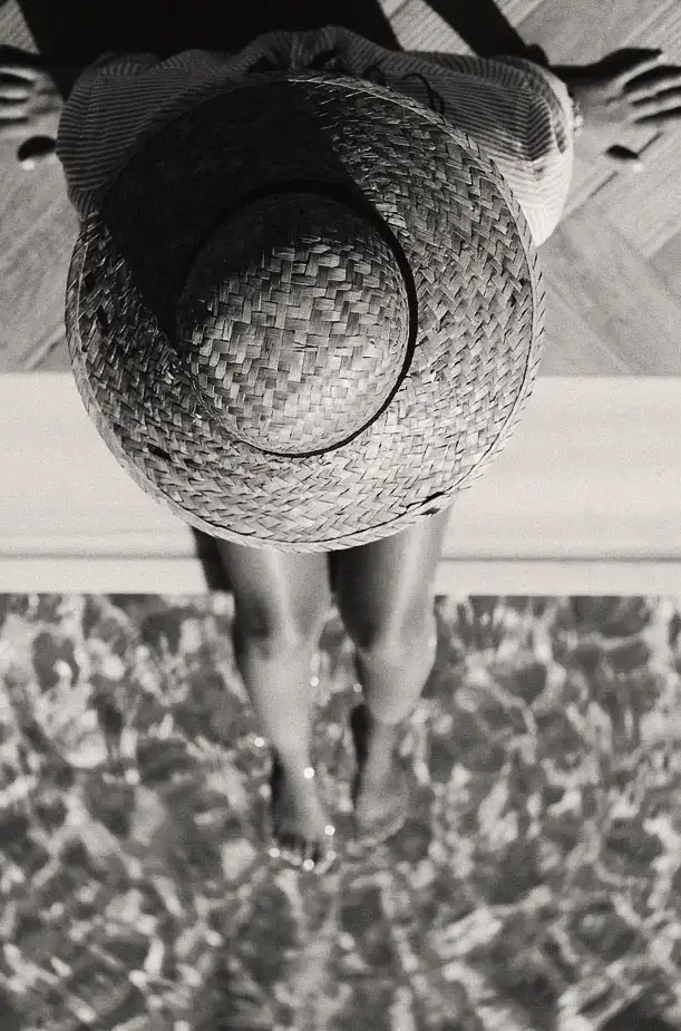 kobieta w kapeluszu wiklinowym
